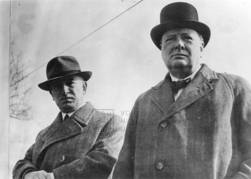 Winston Churchill a Edvard Beneš na návštěvě u československé jednotky