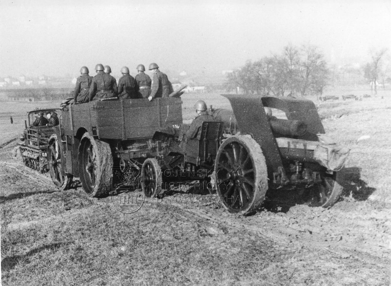 Dělostřelecké tahače Praga IV a Daimler vz. 17 a 15 cm těžká houfnice vz. 15