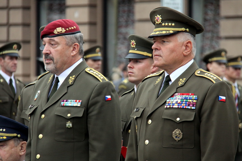 Současný náčelník GŠ AČR Aleš Opata (vlevo) a jeden z jeho předchůdců, Pavel Štefka