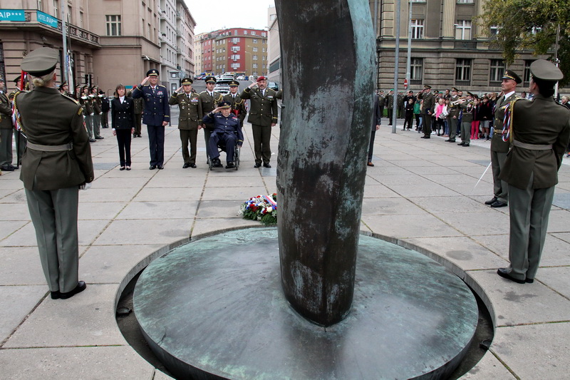 Vernisáži výstavy ke 100 letům existence Generálního štábu předcházel pietní akt u pomníku připomínající čs. vojáky bojující v zahraničí