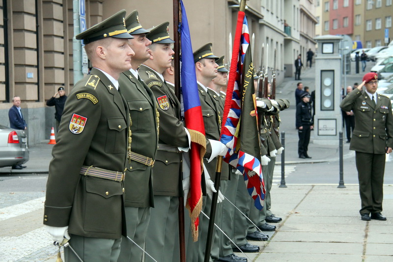 Vernisáži výstavy ke 100 letům existence Generálního štábu předcházel pietní akt u pomníku připomínající čs. vojáky bojující v zahraničí