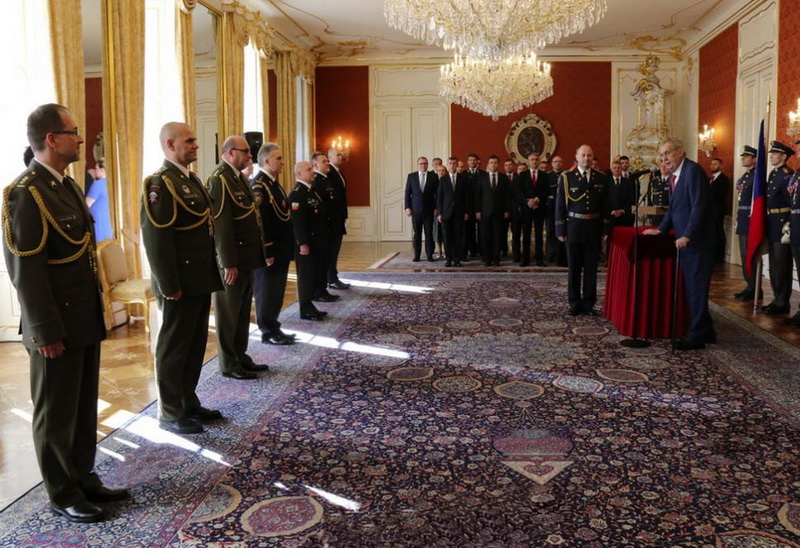28. října 2019, jmenování nových generálů prezidentem republiky. Ředitel VHÚ Aleš Knížek třetí zleva. Foto MO, Jana Deckerová.