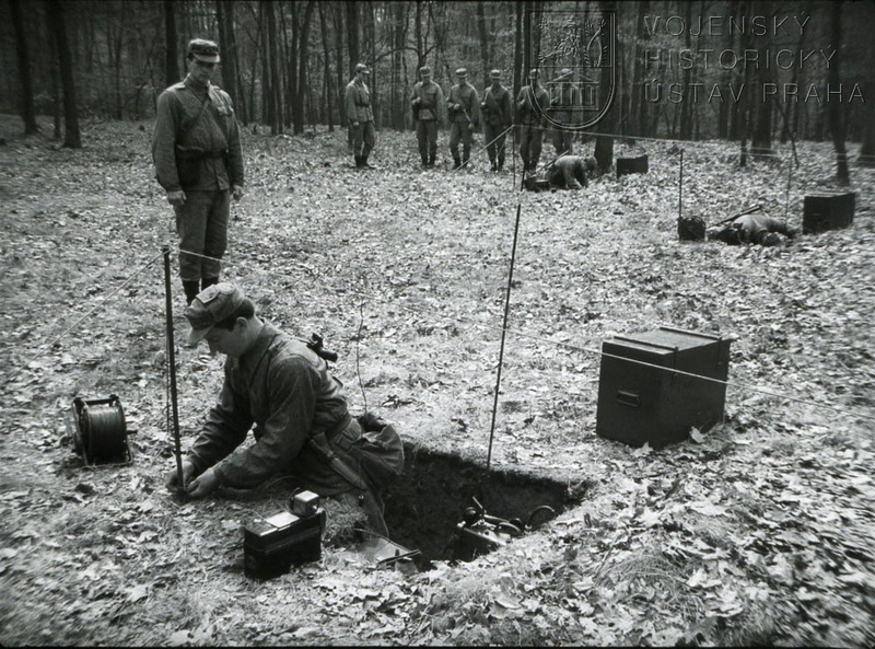 Film „Zřizování rádiové stanice R-105d podle norem“