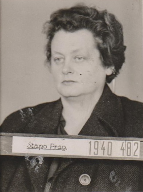 Novinářka Milena Jesenská na fotografii pražského gestapa z roku 1940. Marie Pětrošová pašovala její dopisy do exilu. Později spolu byly vězněny v Ravensbrücku.
FOTO: ABS
