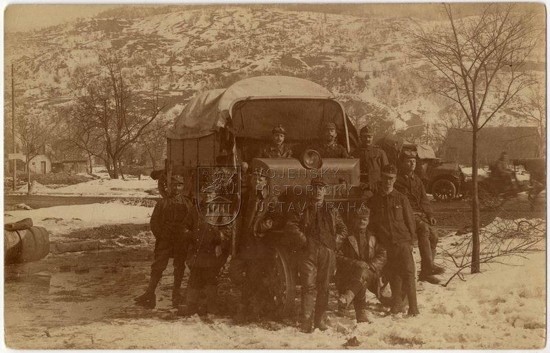 Skupinový snímek rakousko-uherských vojáků před nákladním automobilem Praga V na rumunské frontě, rok 1917, vepředu uprostřed Václav Říha
