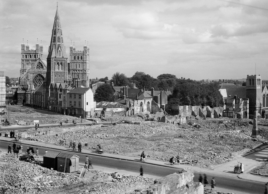 Krátce po půlnoci z 3. na 4. května uskutečnilo 20 bombardérů Luftwaffe nálet na centrum Exeteru. Tamní anglikánskou katedrálu sv. Petra, která byla dostavěna kolem roku 1400 a která byla hlavním cílem útoku, naštěstí zasáhla jen jedna bomba, jež zničila kapli sv. Jakuba. Velká část domů v okolí katedrály však byla srovnána se zemí. FOTO: © Historic England