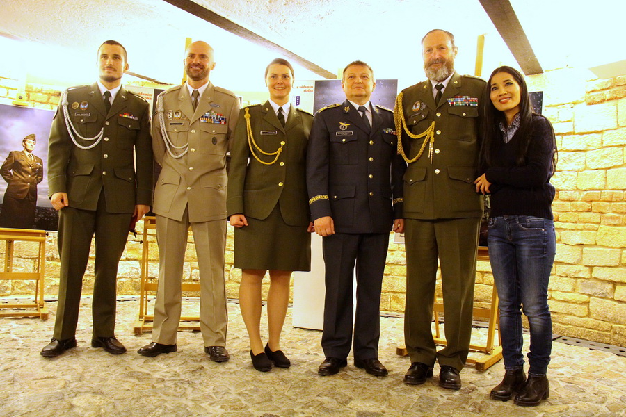 Účastníci vernisáže. Zleva: četař Radek Bartoníček, kapitánka Miroslava Michlová, generálmajor Petr Mikulenka, plukovník Karel Klinovský a fotografka portrétů Nguyen Phuong Thao