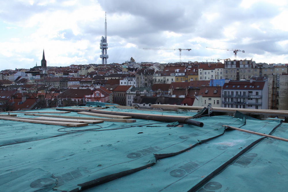 Pohled ze střechy jedné z budov na Žižkov