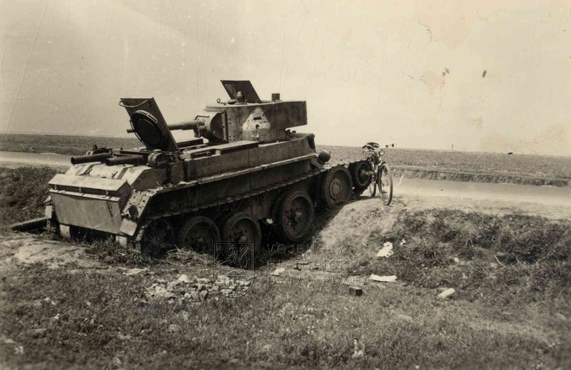 Sovětský tank BT-7 vyřazený v bojích s Němci roku 1941