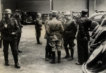Zajatí francouzští důstojníci s německými strážemi roku 1940