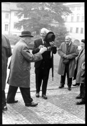 Legionáři na Hradčanském náměstí před vchodem do Vojenského historického muzea.
FOTO: Dagmar Hochová
