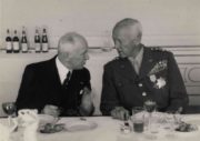 Generál Patton, dekorovaný Řádem Bílého lva, s prezidentem Edvardem Benešem