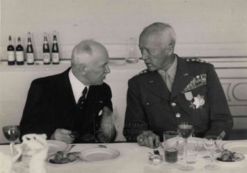 Generál Patton, dekorovaný Řádem Bílého lva