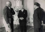 Generál Patton, dekorovaný Řádem Bílého lva, s prezidentem Edvardem Benešem