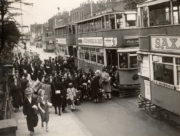 Londýnské školačky nastupují do připravených dvoupatrových tramvají během evakuace v září 1939. FOTO: © TfL from London Transport Museum collection
