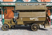 Tzv. „Battle Bus“, neboli dvoupatrový autobus typu B, který se poprvé objevil v ulicích metropole nad Temží v roce 1910, před budovou Muzea londýnské dopravy. V této úpravě sloužil k transportu britských vojáků na francouzských a belgických bojištích v letech 1914–1918. FOTO: © TfL from London Transport Museum collection

