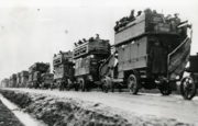 Kolona „Battle Buses“ kdesi ve Francii v roce 1914. FOTO: © TfL from London Transport Museum collection
