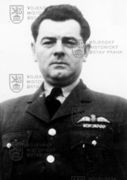 Válečná fotografie Václava Kordy v uniformě RAF ze sbírky PhDr. Jiřího Rajlicha, PhD.