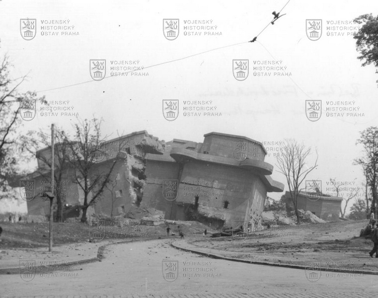 Pohled na protiletadlovou věž v Berlíně po odstřelu v roce 1948