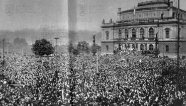 Demonstrace proti odstoupení pohraničí dne 22. 9. 1938 na dnešním Palachově náměstí v Praze