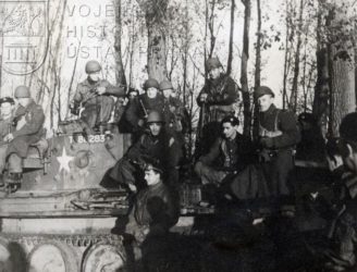 Čs. tankisté po vítězném boji u Dunkerque 28. října 1944