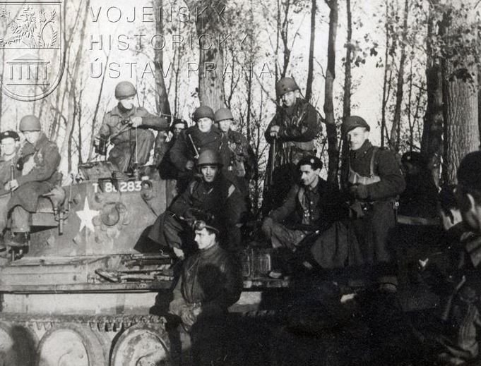 Čs. tankisté po vítězném boji u Dunkerque 28. října 1944