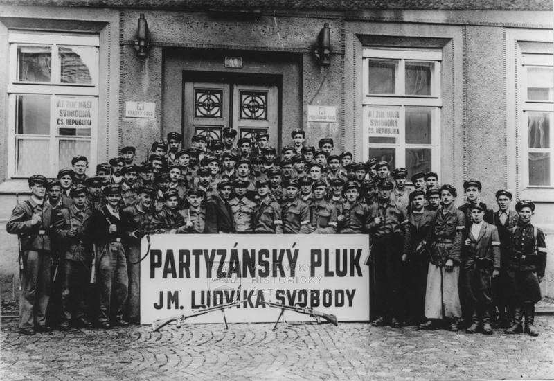 Skupinový snímek příslušníků Partyzánského pluku Ludvíka Svobody