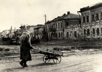 Sovětská civilistka v Bělgorodě poničeném za druhé světové války