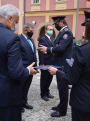 Policejní prezident, brigádní generál Mgr. Jan Švejdar předává Plaketu Policie České republiky PaedDr. Jindřichu Markovi. Vlevo náměstek ministra vnitra JUDr. Ing. Jiří Nováček, uprostřed Mgr. Tomáš Jakl. 
(Foto Muzeum Policie České republiky)

