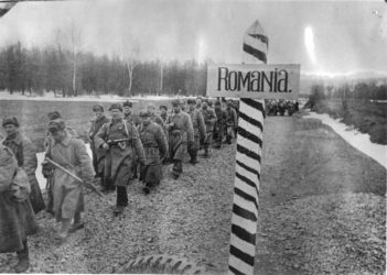 Sovětská pěchota počátkem jara 1944 překračuje rumunskou hranici