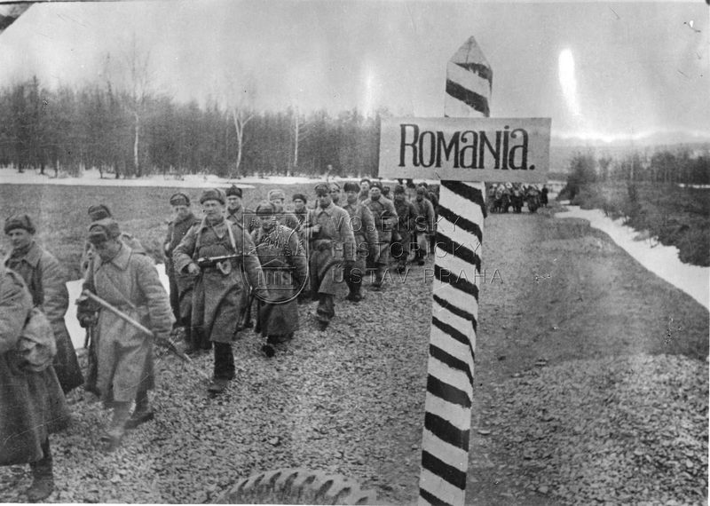 Sovětská pěchota počátkem jara 1944 překračuje rumunskou hranici