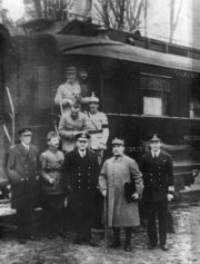 Podepsání příměří, 11. listopadu 1918. Maršál Foch je druhý zprava.