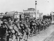 Pochodový proud objektivem zahraničního korespondenta během přesunu na pravý břeh Vltavy. V pozadí Rudolfinum, sídlo Národního shromáždění.
FOTO: archiv Karel Straka
