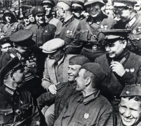 M. I. Kalinin s vojáky Rudé armády