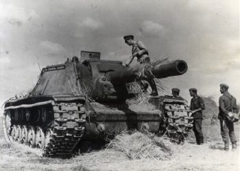 Vyřazené sovětské těžké samohybné dělo SU-152