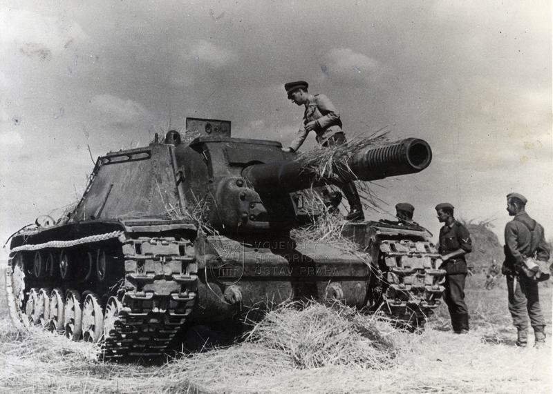 Vyřazené sovětské těžké samohybné dělo SU-152