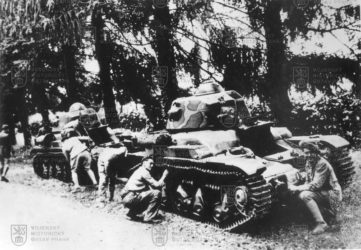 Francouzští vojáci s tanky Renault R 35