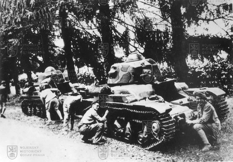 Francouzští vojáci s tanky Renault R 35
