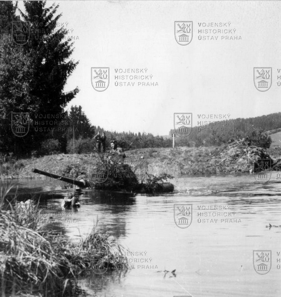Československý střední tank T-34/85 během překonávání vodního toku