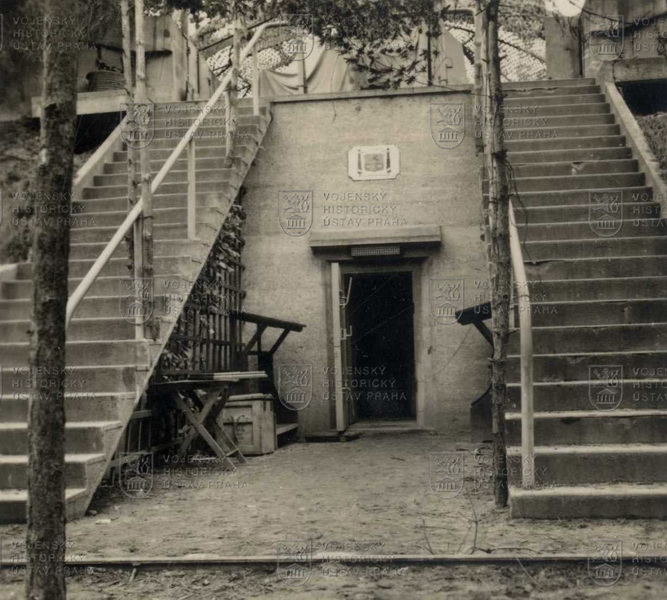Pohled na týl polské baterie H. Laskowského na poloostrovu Hel roku 1939
