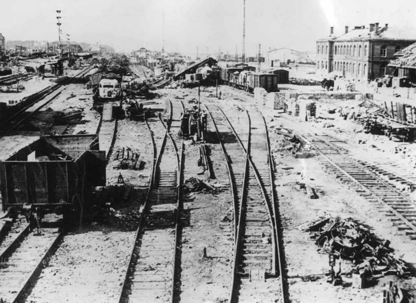 Pohled na chebské nádraží po spojeneckém bombardování v roce 1945