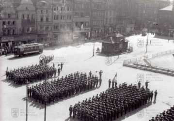 Nástup příslušníků 2. pěší divize Armády Spojených států amerických  13. května 1945