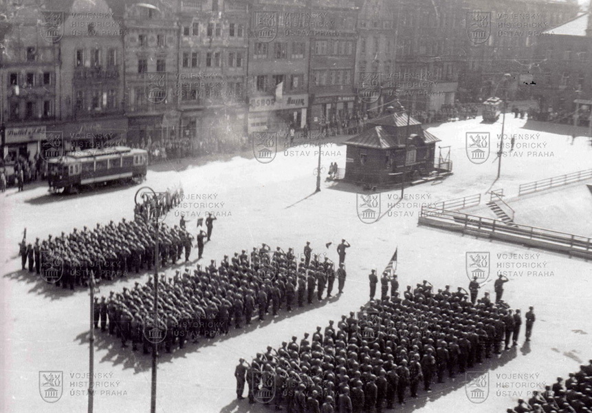 Nástup příslušníků 2. pěší divize Armády Spojených států amerických  13. května 1945