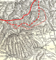 Mapa oblasti s vyobrazením jednotlivých linií postupu dosažených rakousko-uherskými jednotkami v průběhu jihotyrolské ofenzivy. Plná čára značí stav fronty před zahájením útoku, tečkovaná uvádí nejzazší postup k 12. červnu 1916. Přerušovaná čára zaznamenává novou obrannou linii, kterou po ústupu zaujaly c. a k. jednotky ke konci června. (VHÚ Praha)