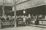 V roce 1917 již mezi obyvatelstvem panoval všeobecný nedostatek. Na snímku fronta před prodejnou brambor na Královských Vinohradech.