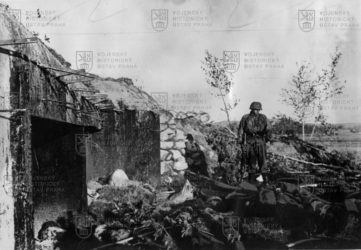 Německý voják u objektu Molotovovy linie během operace Barbarossa 1941