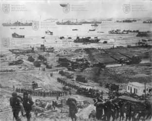 Snímek z vylodění Spojenců v Normandii 6. června 1944