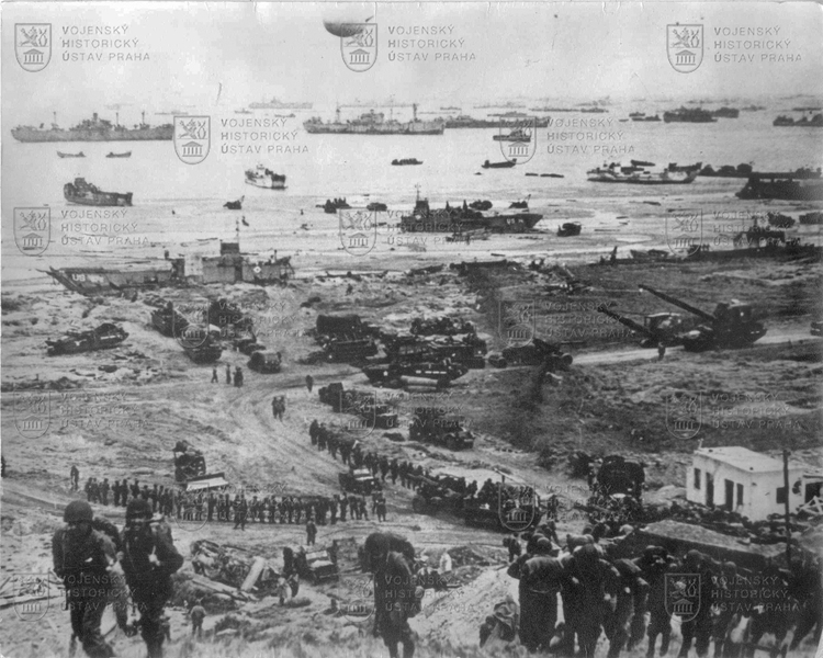 Snímek z vylodění Spojenců v Normandii 6. června 1944