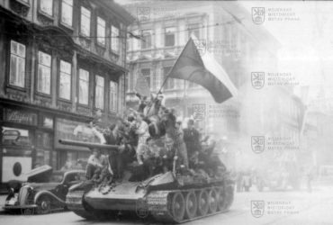 Tank Rudé armády T-34/85 obklopený českými povstalci v květnu 1945 v Praze