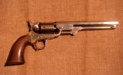 Revolver Colt Navy 1851, byl hojně používán za americké občanské války 1861−1865, britskou armádou za krymské války 1853−1856, sloužil však také v rakouském a pruském námořnictvu.